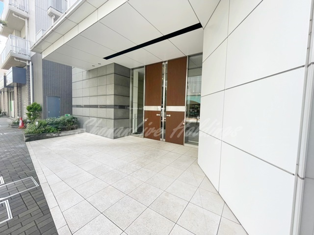 茅ヶ崎市新栄町の賃貸マンションのエントランス