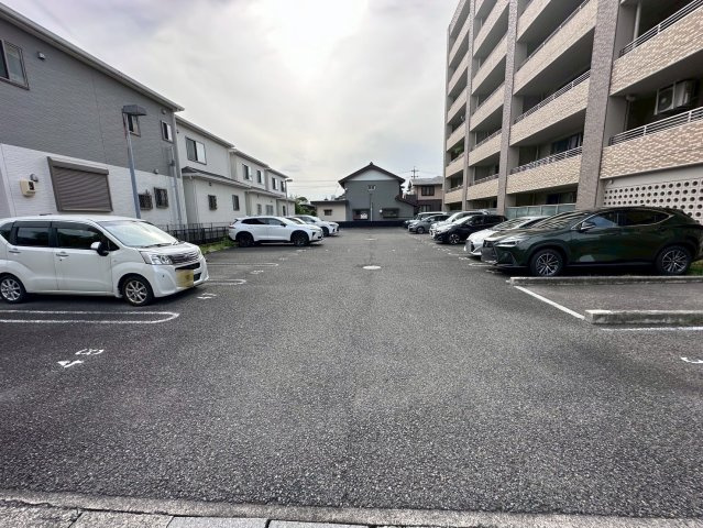 キャッスルハイツ北切石の駐車場