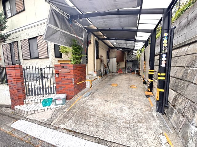 ハイルーフも駐車可能なカーポート　車種によりますが縦列で2台駐車可能です。　