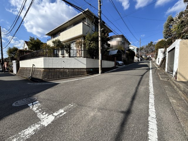 前面道路　車通りは少なく静かです