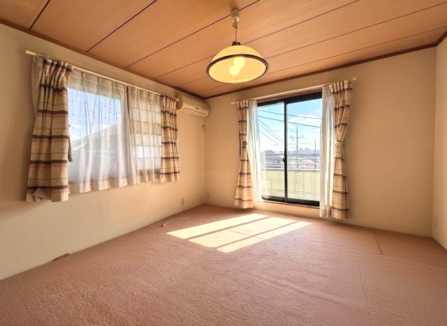 ２階の8帖和室です　２面採光で明るく、眺望も良いお部屋です※CG加工で一部家具を消しています