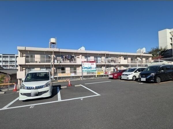 明宝マンションの駐車場