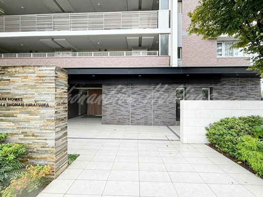 平塚市宮松町の賃貸マンションのエントランス