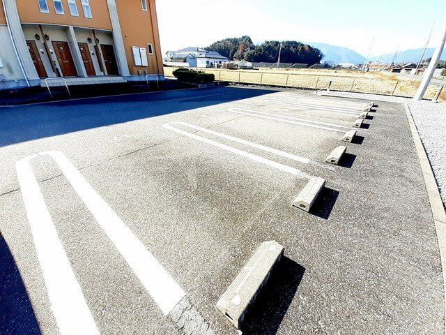 ユイマーレＢの駐車場