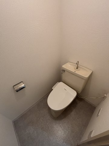 アメニティ宮前公園のトイレ|落ち着いた色調のトイレです