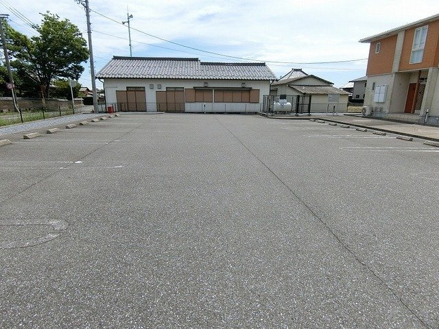 ユイマーレＢの駐車場