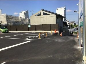 明宝マンションの駐車場