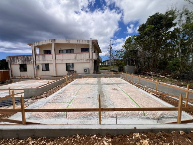 八重瀬町字仲座 第3 2号棟の前面道路含む現地写真