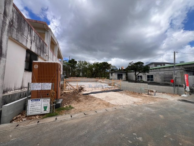 八重瀬町字仲座 第3 2号棟の前面道路含む現地写真
