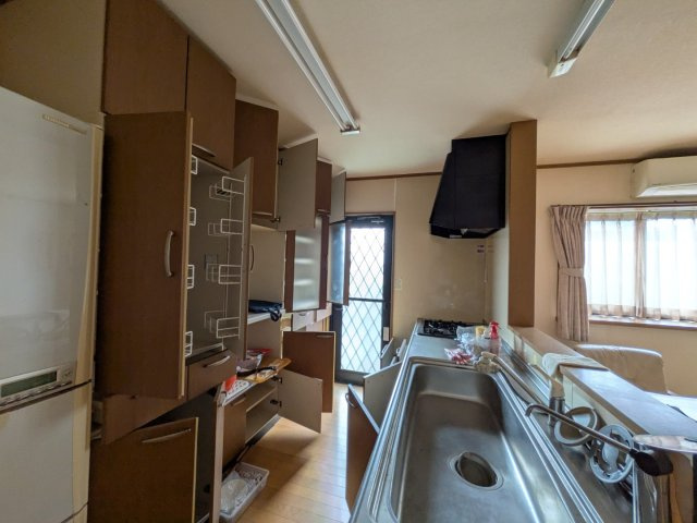 【中古物件】　常磐湯本町吹谷　一戸建てのキッチン|食器棚付き