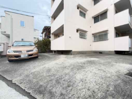 千里ハイツの駐車場
