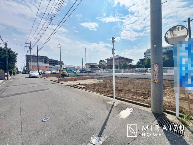 【前面道路含む現地写真】 | プライバシー性と開放感を高める住環境。陽当たりの良い開かれたロケーションを活かし、心地よい暮らしをプランニング