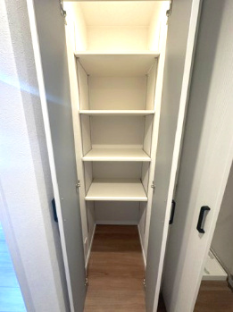 【収納】 | 新北野第2コーポ 西棟 | 各部屋へ繋がる廊下部分にも収納付き。ご家族で共有できるので、ティッシュペーパーなど日用品のストック収納にも嬉しいスペースです！
