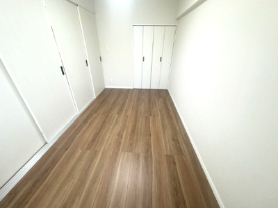 【洋室】 | 新北野第2コーポ 西棟 | 洋室5.5帖。ベッドやデスクなどを設置し、子ども部屋やテレワークスペースなど、多目的にご活用可能！客間にもお使いいただけそうですね。