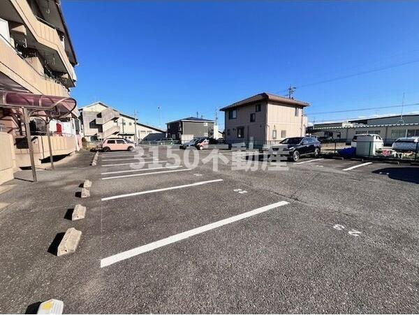 ラヴィエール笠松の駐車場
