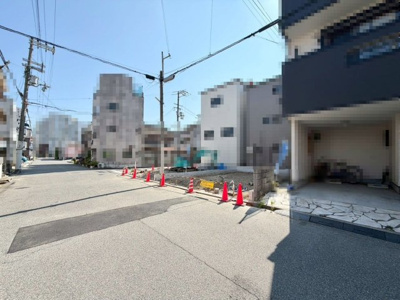 【前面道路含む現地写真】 | 大浜中町３丁　新築分譲住宅　全２区画 | 前面道路約５．９ｍ/約６．９ｍ！広々運転の苦手な方も安心ですね！