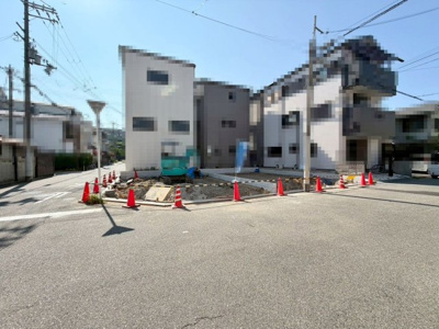 【前面道路含む現地写真】 | 大浜中町３丁　新築分譲住宅　全２区画 | トイレ１階と２階の２ヶ所あります！忙しい朝や家族の多いご家庭も安心ですね♪