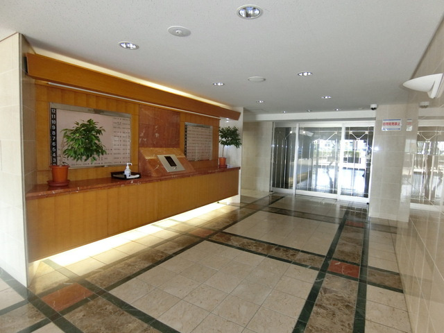 「超駅近ライフ」高知市旭駅前町アルファステイツ旭駅前　中古マンションのエントランス|ホテルのような気品漂うフロントカウンタースペース。
