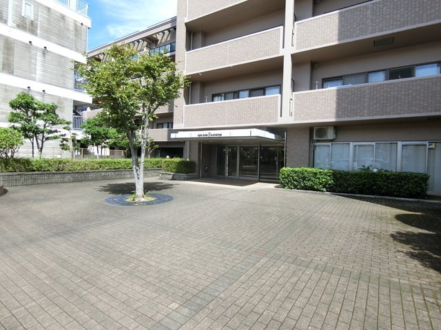 「超駅近ライフ」高知市旭駅前町アルファステイツ旭駅前　中古マンション|緑豊かな樹木に包まれた落ち着きあるアプローチ。