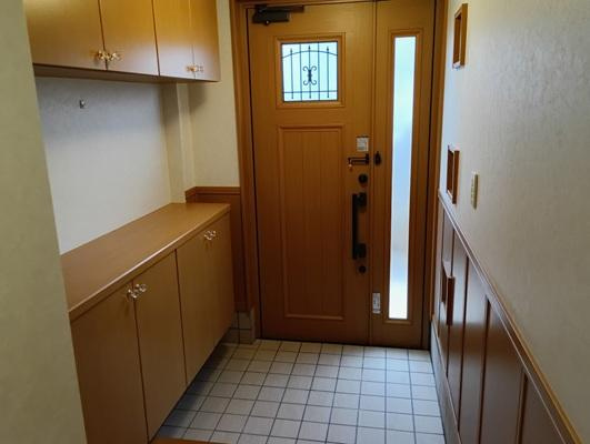 高知市薊野西町3丁目　中古戸建ての玄関
