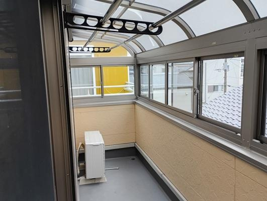 高知市薊野西町3丁目　中古戸建てのバルコニー|南からの陽光が心地よく注ぐルーフバルコニーです。上部に屋根が競り出しているため、天候が変わりやすい日のお洗濯干しにも重宝します。