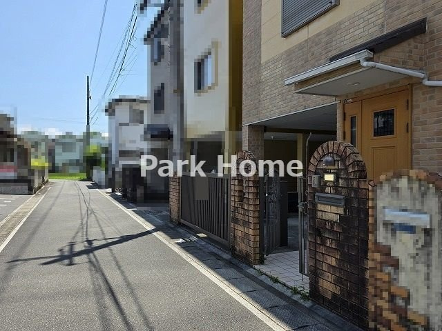 高知市薊野西町3丁目　中古戸建ての前面道路含む現地写真