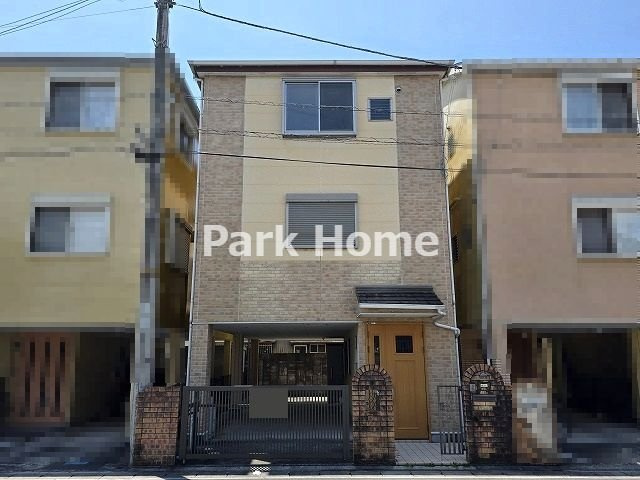 高知市薊野西町3丁目　中古戸建ての外観|前面道路との接道幅が約6.6ｍあり、お車の出し入れがスムーズに行える整った外見の3階建て住宅です。閑静な住宅街の一角に立ち、周辺は交通量が少なく落ち着いた環境で安心して日々を過ごすことができます。