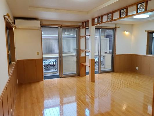高知市薊野西町3丁目　中古戸建ての居間・リビング|22帖のゆとりある大空間LDKは、家族が集まってもゆったり過ごせる心地よい居場所です。