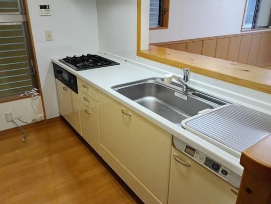 高知市薊野西町3丁目　中古戸建てのキッチン|明るく清潔感のあるキッチンからはリビング全体を見渡すことができ、小さなお子さまの様子を見守りながら安心して家事ができます。引き出し収納もたっぷり用意されているためキッチンスペースをすっきり保てます。
