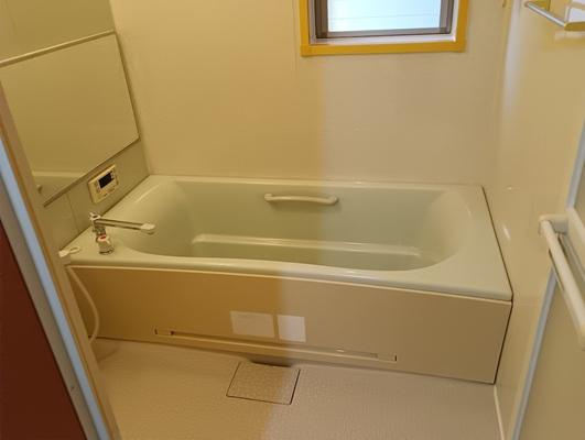 高知市薊野西町3丁目　中古戸建ての浴室|ゆったりと足を伸ばして湯船に浸かれる1坪サイズのバスルームです。窓が付いているため空気の入れ替えがスムーズに行え、明るい日差しを感じながら心地よい入浴時間を過ごせる清潔感のある空間に仕上がっています。