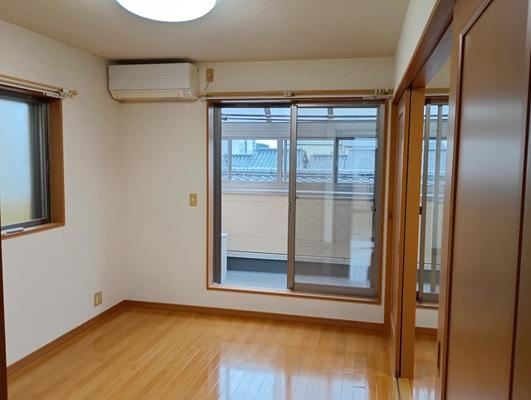 高知市薊野西町3丁目　中古戸建ての洋室|全居室6帖以上のゆとりを持たせた洋室は、ベッドやデスクを置いても余裕のある広さです。2面採光により室内は明るく風通しも良好で、クローゼットも完備しているためお部屋を広々と活用していただけます。