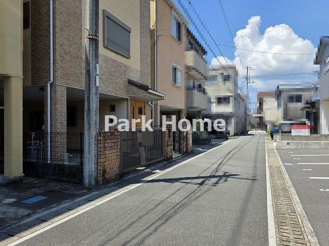 高知市薊野西町3丁目　中古戸建ての前面道路含む現地写真