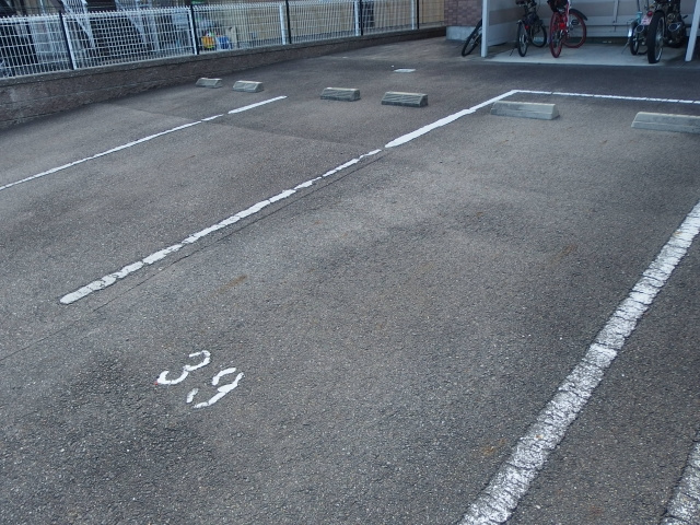 グランチェスタＢの駐車場