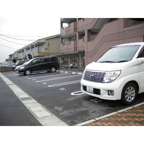 グランチェスタＢの駐車場