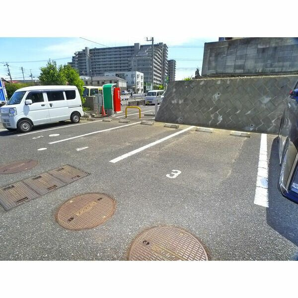 ルミエール磯の駐車場