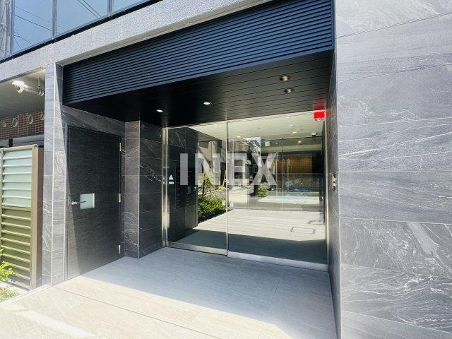 横浜市中区根岸町３丁目の賃貸マンションのエントランス