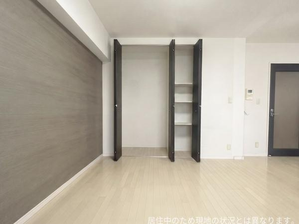 エイルマンション大分駅南イクシオの収納|リビングには収納が設けられており、整理整頓がしやすい仕様です。扉付きなので見た目もすっきりとした印象になります。部屋全体のデザインに馴染む色合いで落ち着いた雰囲気が感じられます。
