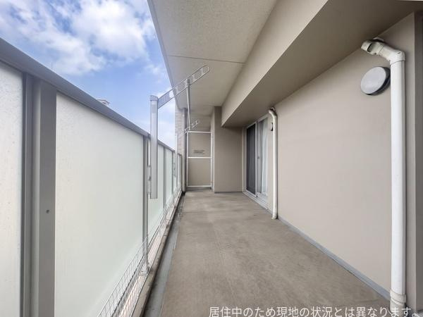 エイルマンション大分駅南イクシオのバルコニー|バルコニーは奥行きと幅があり開放感を感じられる空間です。すりガラスパネルの手すりが採光を確保しながらも、プライバシーを守ってくれます。