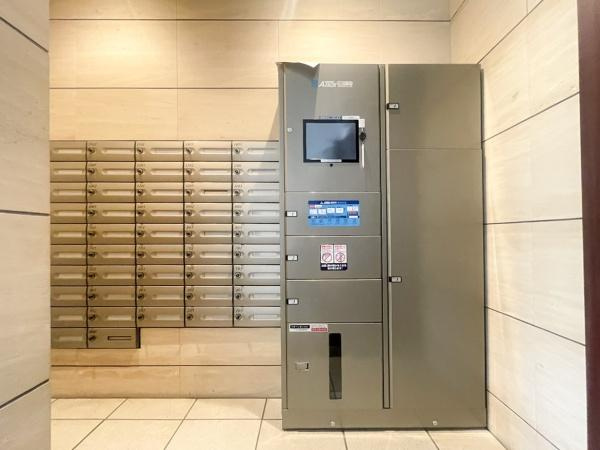 エイルマンション大分駅南イクシオのエントランス|明るく清潔感のあるロビーに配置されたメールボックスと宅配ボックスが並んでいます。管理が行き届いた共用スペースで利用しやすさが感じられます。