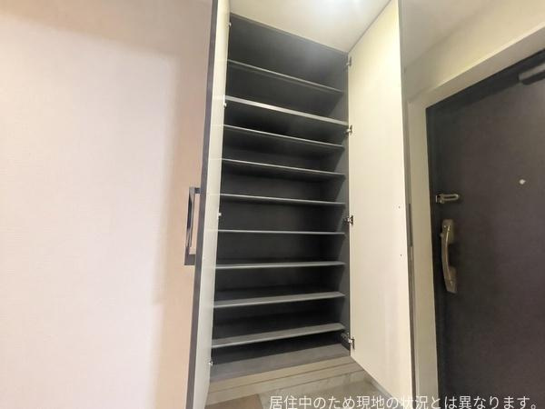 エイルマンション大分駅南イクシオの玄関|玄関には収納力のあるシューズボックスが設置されています。様々なサイズの靴をすっきりと収納でき、玄関周りを整頓しやすい環境が整っています。