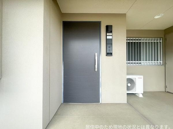 エイルマンション大分駅南イクシオのその他共用部分|玄関前は広めのスペースで荷物の出し入れにも便利です。モニター付きインターホンも設置され防犯面にも配慮されています。