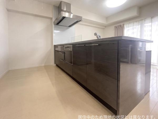 エイルマンション大分駅南イクシオのキッチン|食器洗浄乾燥機付きのシステムキッチン。収納スペースが豊富で整理整頓に便利です。キッチンからリビングを見渡せるのも魅力的です。