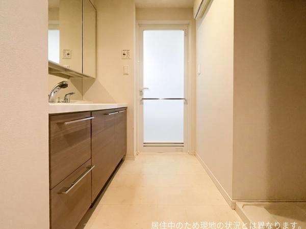 エイルマンション大分駅南イクシオの独立洗面台|洗面台と洗濯機置き場が前後分かれているため、空間を上手く利用することができそうです。お手入れしやすい床と、バスルームまでの動線もスムーズです。