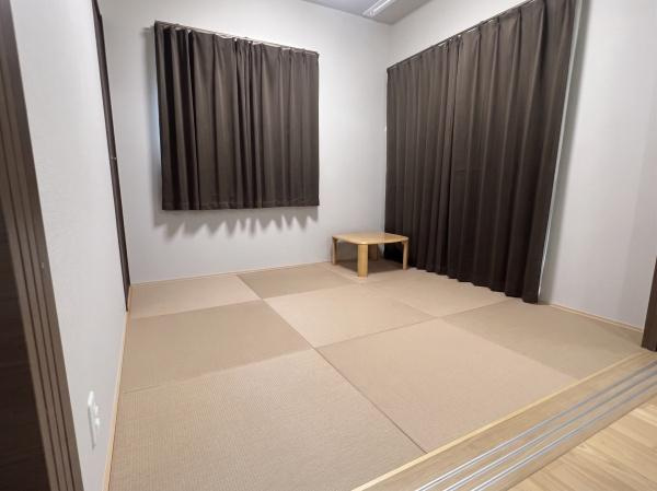 猪野　戸建ての和室|落ち着いた色合いの畳が敷かれた和室です。シンプルですっきりとした空間が広がります。
