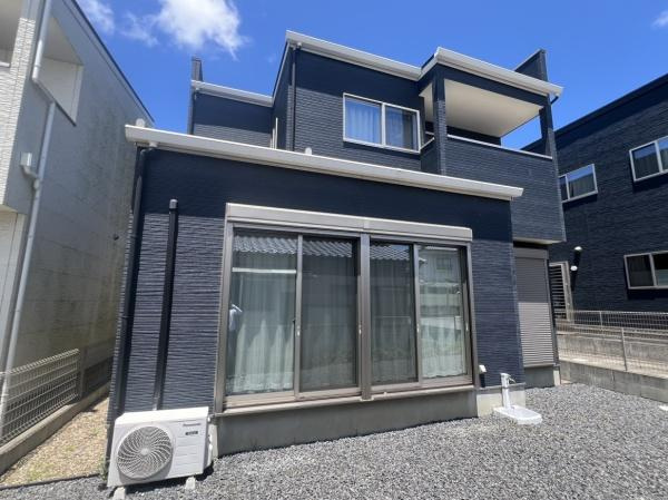 猪野　戸建ての庭|シンプルな庭が広がり砂利が敷かれており、手入れがしやすい印象です。
日当たりも良好で採光がしっかり確保されています。外観と調和したデザインが全体を引き立てています。