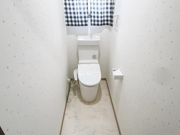猪野　戸建てのトイレ|白を基調としたトイレは清潔感があります。
奥行きのある空間でゆったりとした印象を受けます。