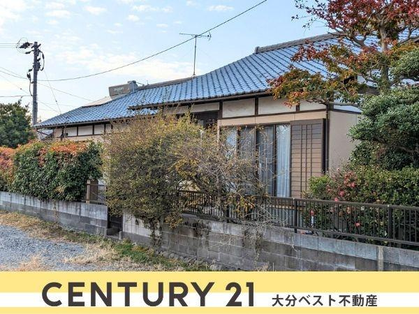 大字寒田　戸建ての外観|横にゆったりと広がる平屋建てで、落ち着いた暮らしを叶えやすい住まいです。年齢を重ねても暮らしやすい、安心感のある間取りが魅力です。