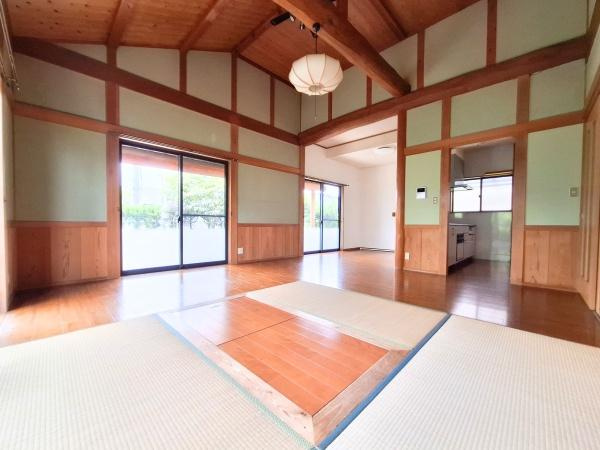 大字寒田　戸建ての居間・リビング|天井が高く開放感のあるリビングです。大きな窓から自然光が差し込み明るい空間となっています。和と洋が調和したデザインで広々とした印象を与えます。