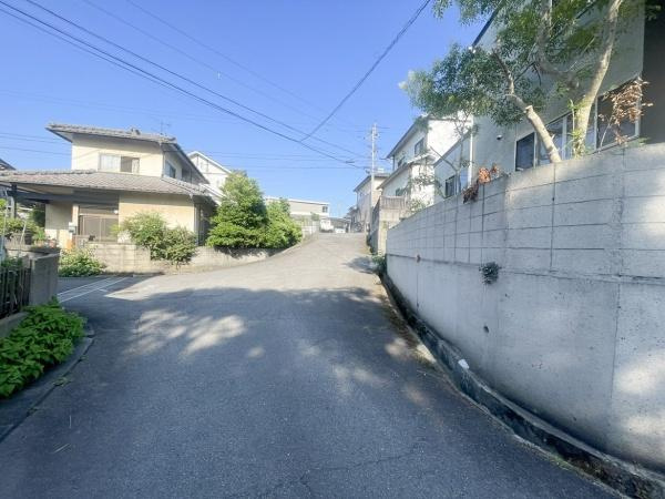 葛木土地の前面道路含む現地写真|前面道路含む現地（2026年5月撮影）