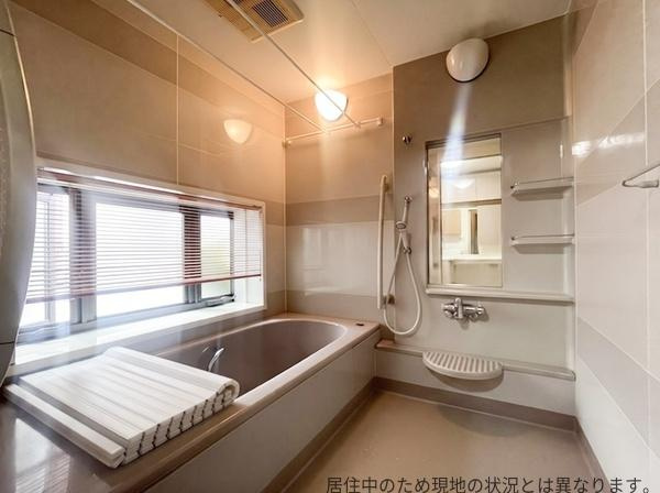 明野南2丁目　戸建ての浴室|窓付きのバスは明るい自然光が差し込み室内が開放感のある印象です。浴槽と洗い場がゆったりと確保されており使いやすい構造です。収納棚やミラーも設置されていて整理整頓がしやすいです。